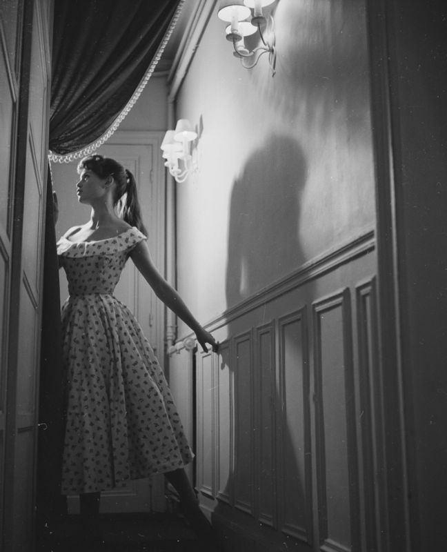 1955-chez_bb-par_gaston-robe_fleur-050-1