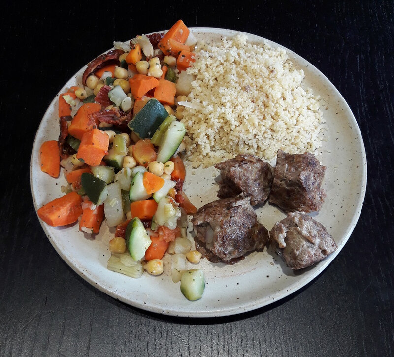 Boulettes de boeuf aux oignons, semoule au sésame et amandes effilées, légumes à couscous