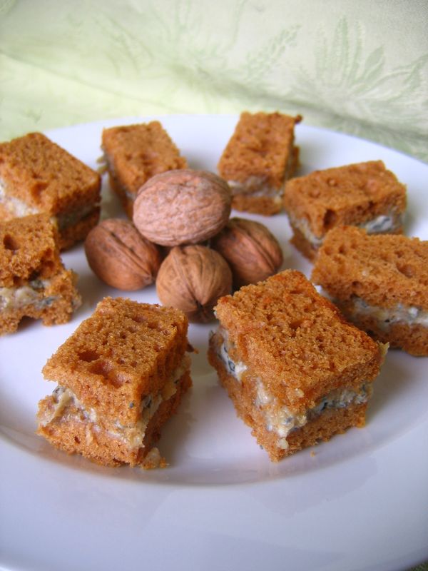 Minis croques, au pain d'épice, a la fourme et aux noix
