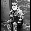 Ireland : the old busker from <b>Limerick</b> / Irlande : un artiste de rue d'un certain âge à <b>Limerick</b>