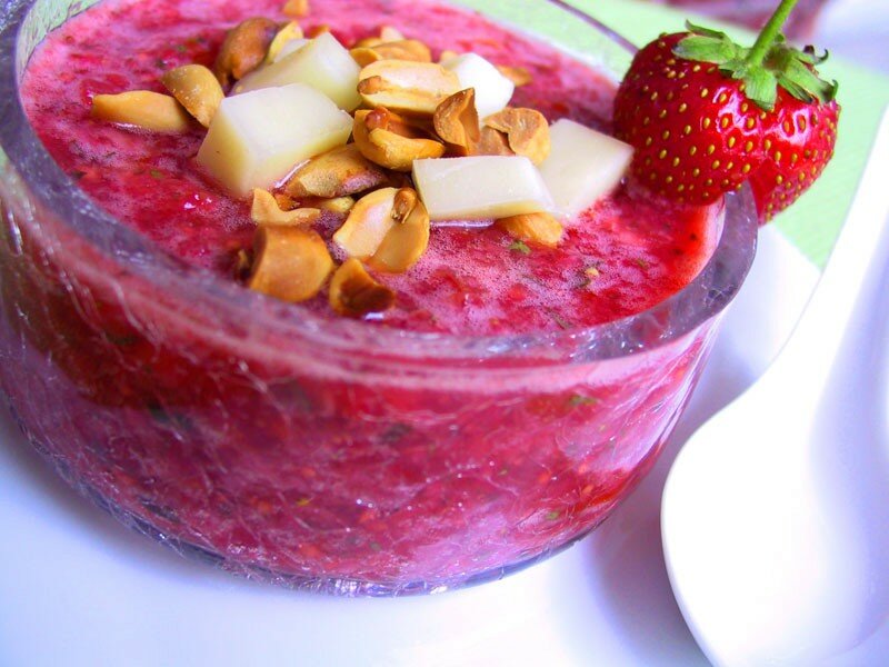 Soupe de fraises, tomates et herbes salées du Bas-du-Fleuve