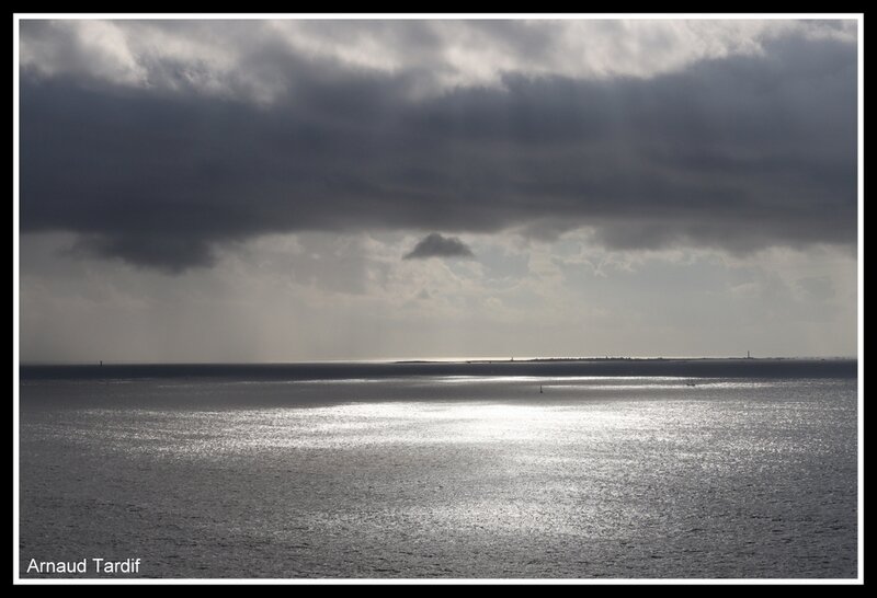 001264 Pouldreuzic - La Pointe du Raz - Vue sur l'Ile de Sein depuis la Pointe du Van blog 2