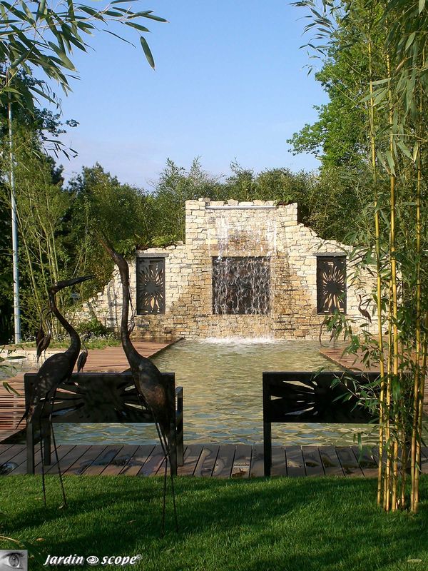 Deux bancs pour admirer la cascade murale