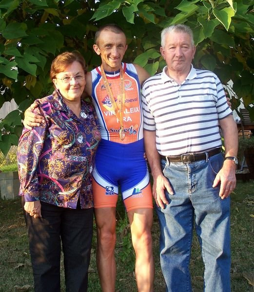 AVEC SES PARENTS