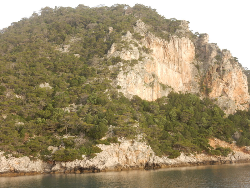 Nisos Oxia, la falaise surplombe le mouill