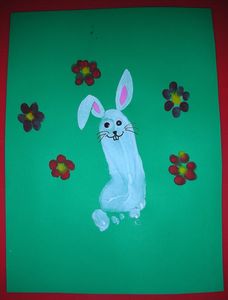 activité-paques-lapin-empreintes-pieds 003