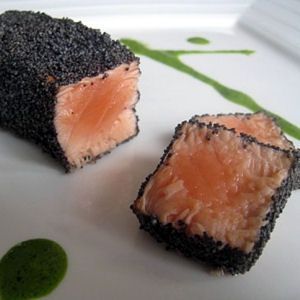 saumon-habit-noir-sa-sauce-verte-854506