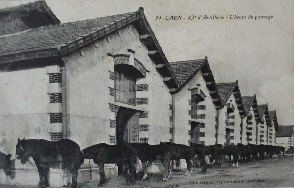 04 Caen, Quartier Claude Decaen, les écuries, l'heure dupansage