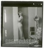 1952-01-Beverly_Carlton_hotel-day1-sit03-negligee-by_halsman-010-1