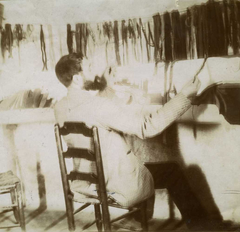 4A: Maillol dans son atelier de tapisserie a Banyuls, 1895