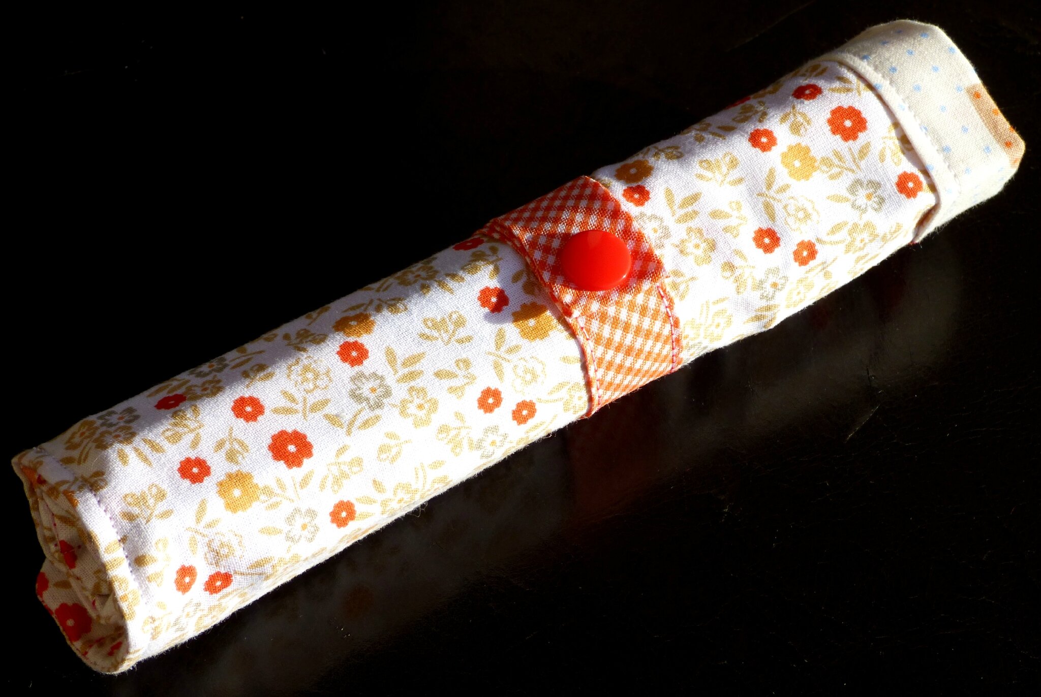 57. petites fleurs oranges, chats et pois rouges