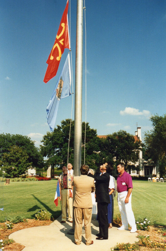 23 août 1991: le gouverneur David Walters monte le drapeau occitan