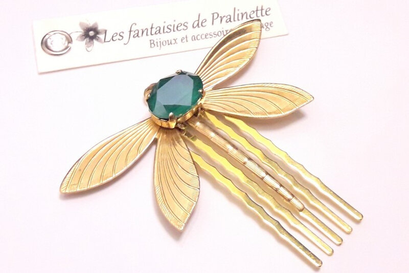 peigne-libellule-et-cabochon-en-cristal-bijoux-mariage-bijoux-intemporels-bijoux-cristal-dore-et-vert-emeraude