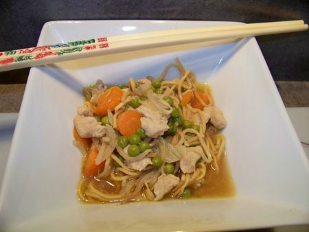 Soupe chinoise, porc caramel, rouleaux de printemps Soupe chinoise, porc caramel, rouleaux de printemps