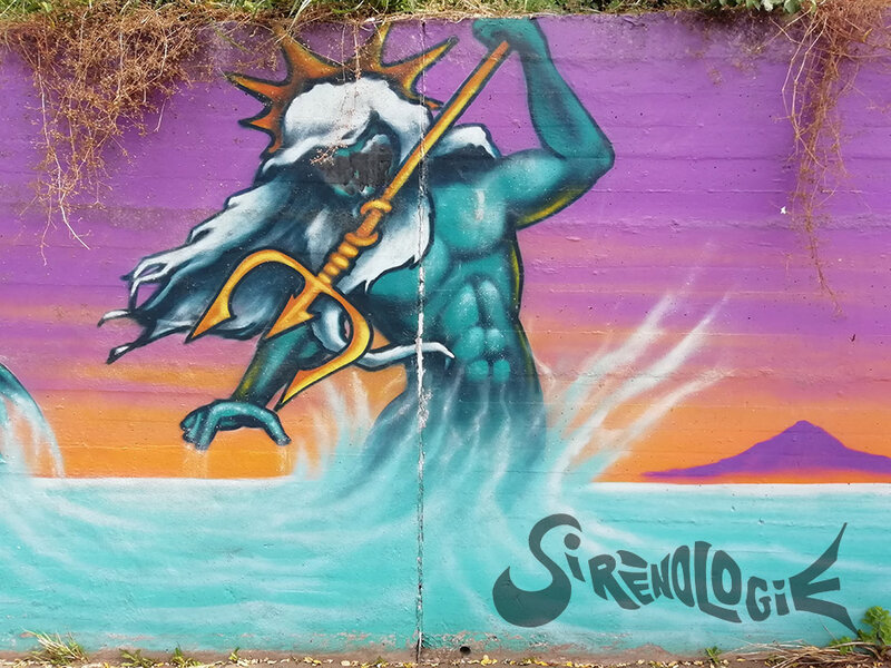 street art - fonds marins, triton à couronne et trident, vague de surf - gros plan