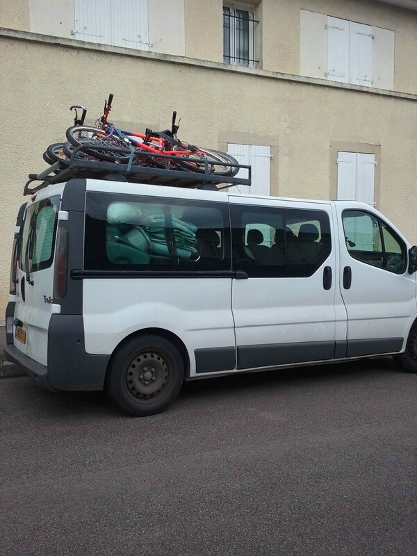 ça y est le camion est chargé, prêt pour partir