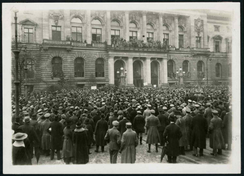 manifestation_spartakiste_devant_le_parlement_de_Prusse_16_d_cembre_1918