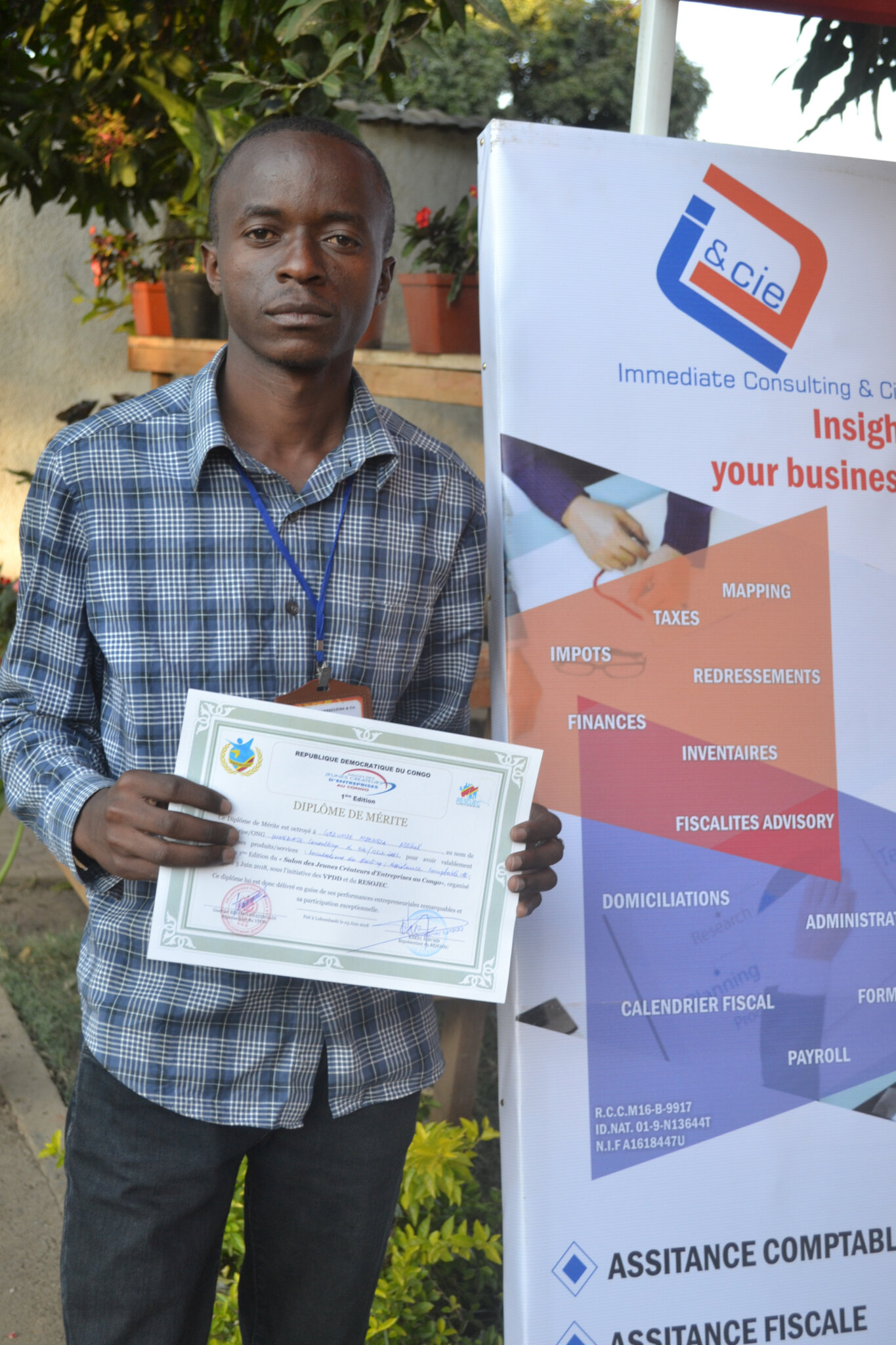 Christian Bakat, Stagiaire 2018 chez Immediate Consulting, montrant notre brevet de particpation 