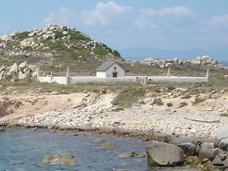 Cimetière_de_la_Sémillante_sur_les_îles_Lavezzi