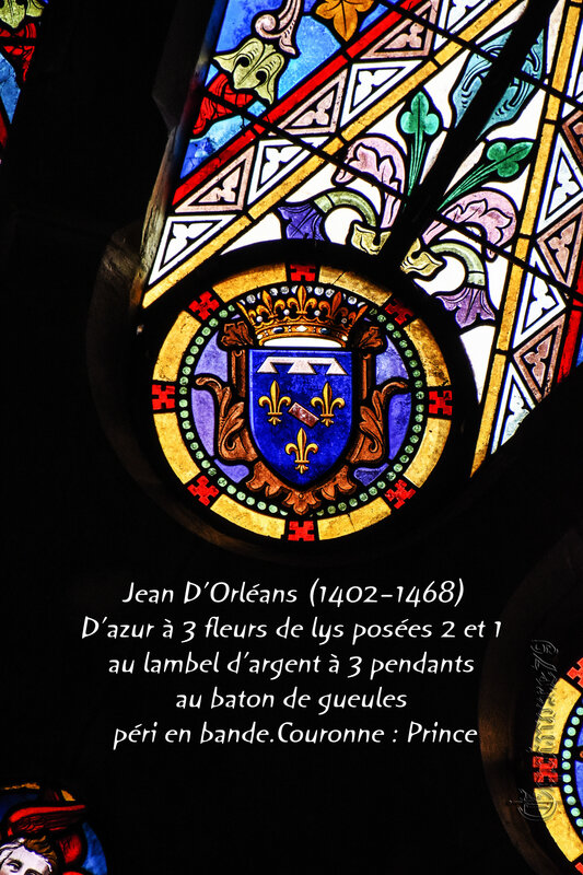 Jean D’Orléans D’azur à 3 fleurs de lys posées 2 et 1 au lambel d’argent à 3 pendants au baton de gueules péri en bande