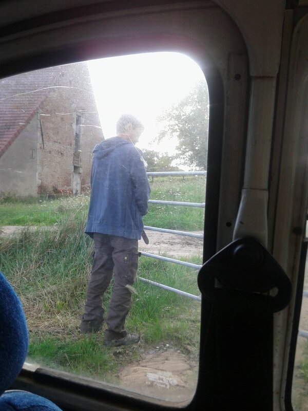 Réveil sur la route après une nuit dans la 2cv....on se soulage comme on peut...