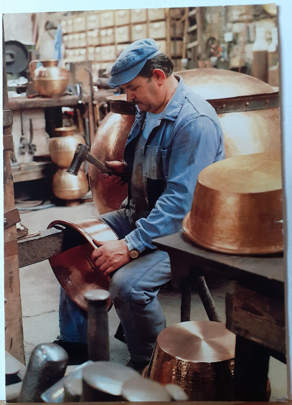 Villedieu les poèles 4 E - atelier du cuivre - datée 1993