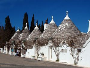 790px_Trulli_Alberobello11_apr06