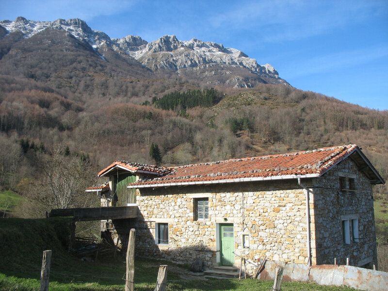 Zegama, sentier tunnel San Adrian, pierres apparentes (Espagne)