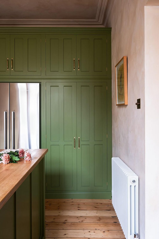 green-kitchen-cabinets-floor-to-ceiling-cupboards-nordroom-998x1500