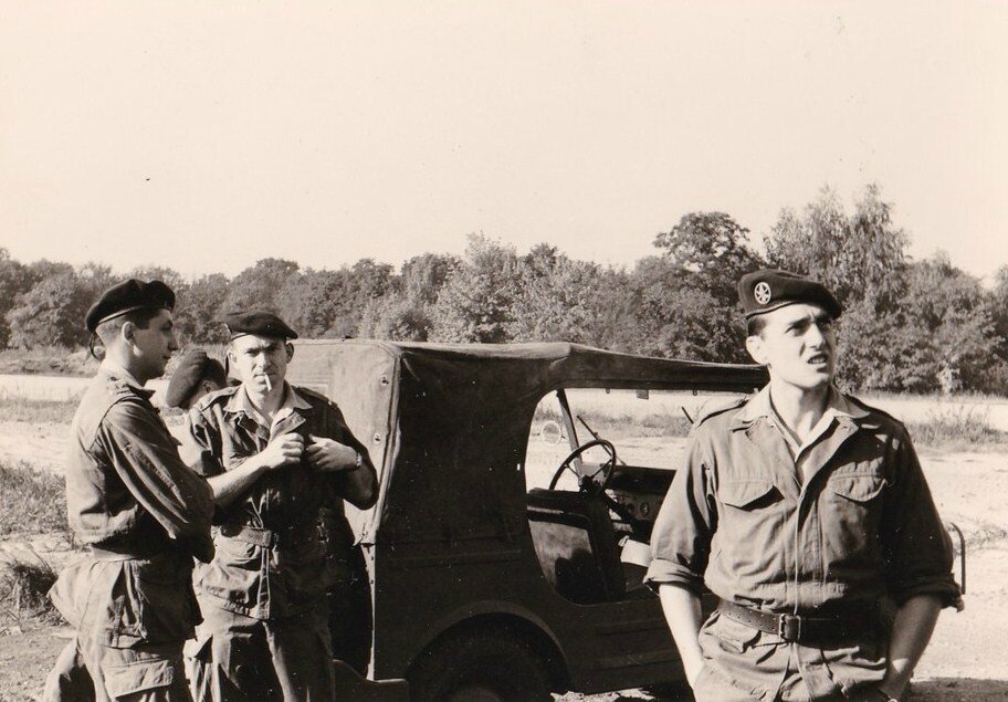1964 Pause Soldats en Manoeuvres