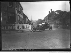 Thomas_sur_Schneider__dans_la_traverse_e_d_une_localite______photographie_de_presse_____Agence_Rol_