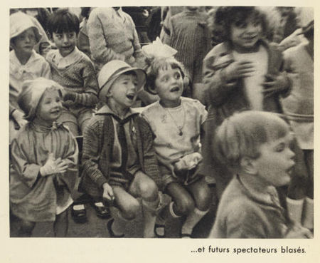 KERTESZ_ANDRE_JABOUNE_JEAN_NOHAIN_ENFANTS_1933_plon_spectacle_spectateurs