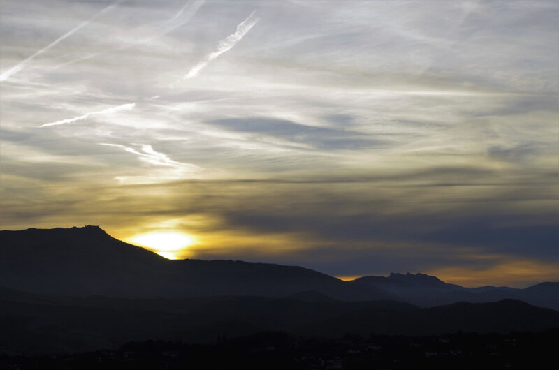 coucher de soleil sur les montagnes basque