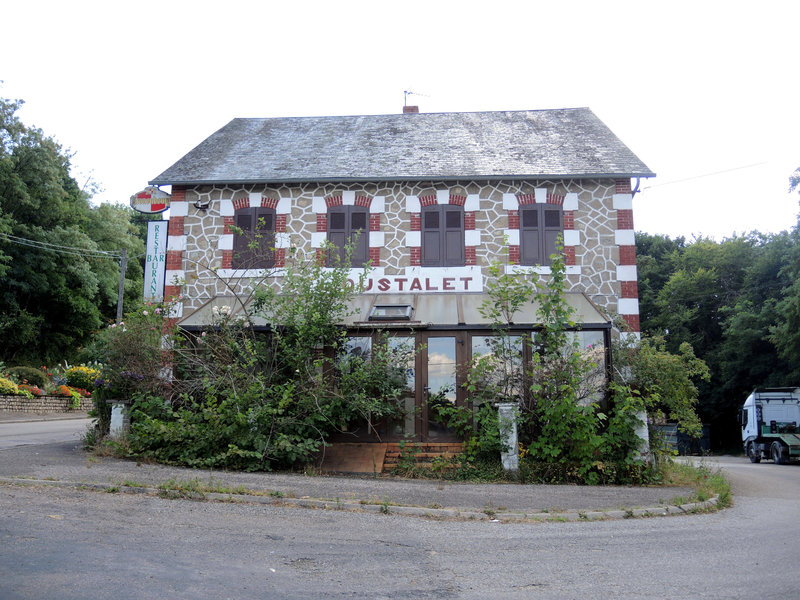 Chateau-Chinon, L'Oustalet fermé (58)