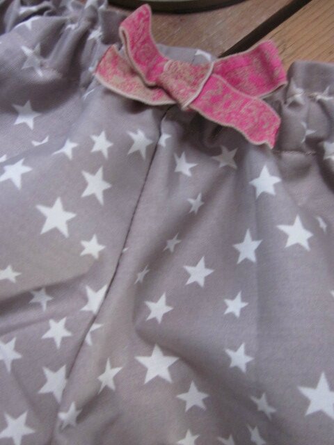 Culotte BIANCA en coton beige à étoiles - noeud rose et beige (3)