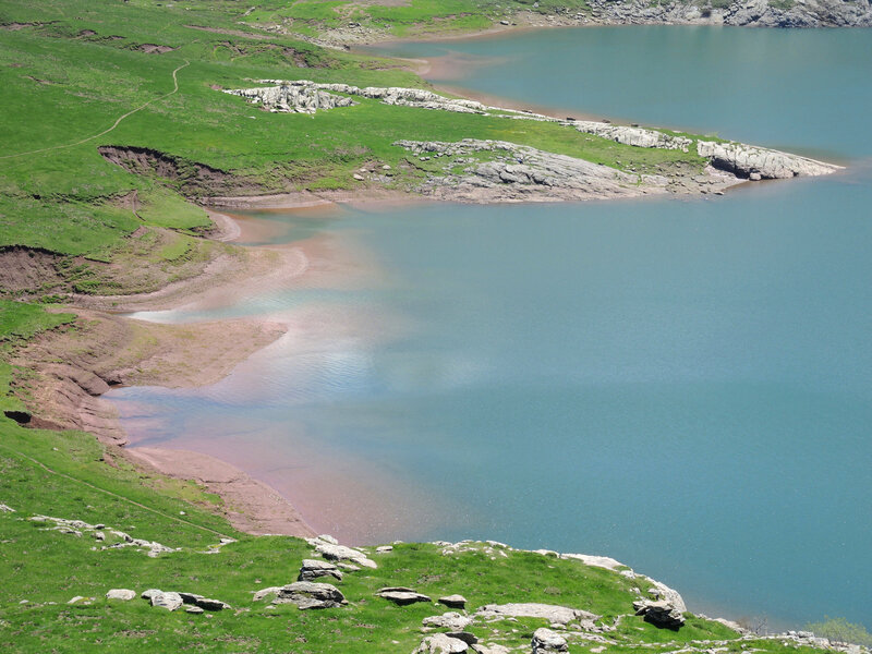 J) Lac d'Estaens, lac et rives colorées