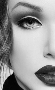 big-lips-black-and-white-eye-make-up-sexy-Favim