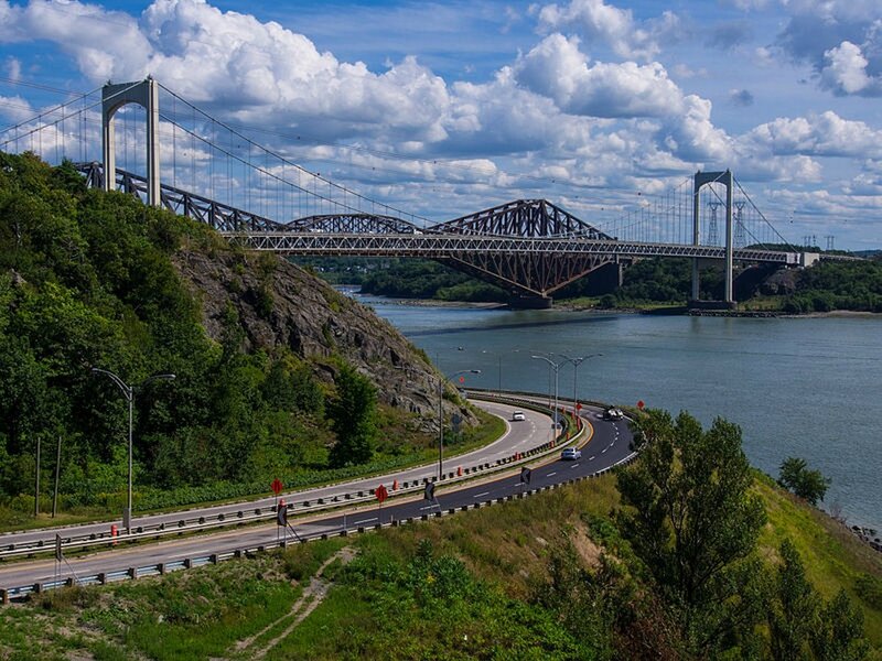 800px-Le_pont_de_Québec_et_le_pont_Pierre-Laporte_vus_du_boulevard_Champlain