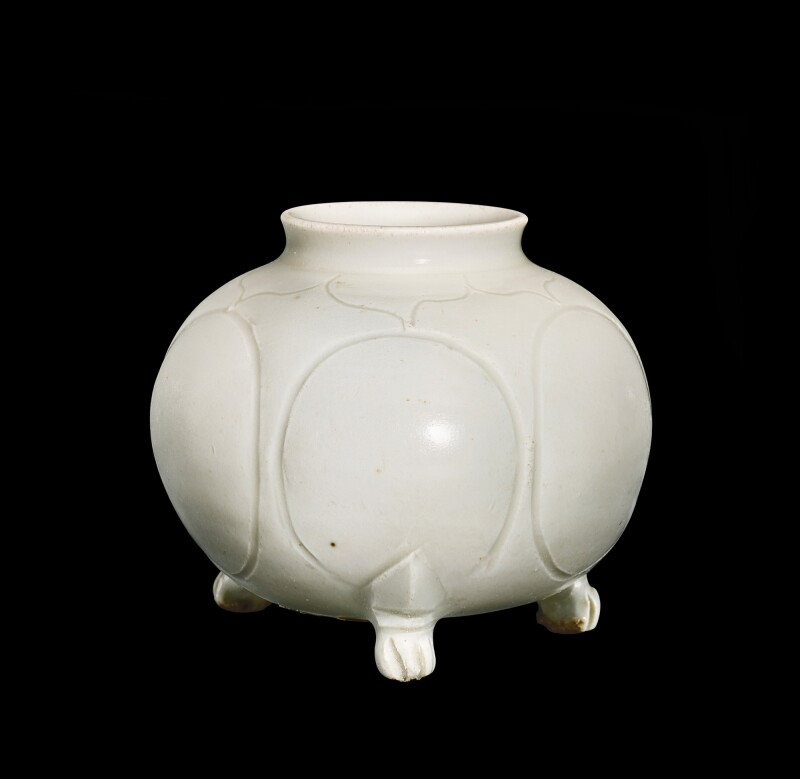 A rare Dingyao tripod waterpot with an inscribed 'guan' mark Tang - Five Dynasties