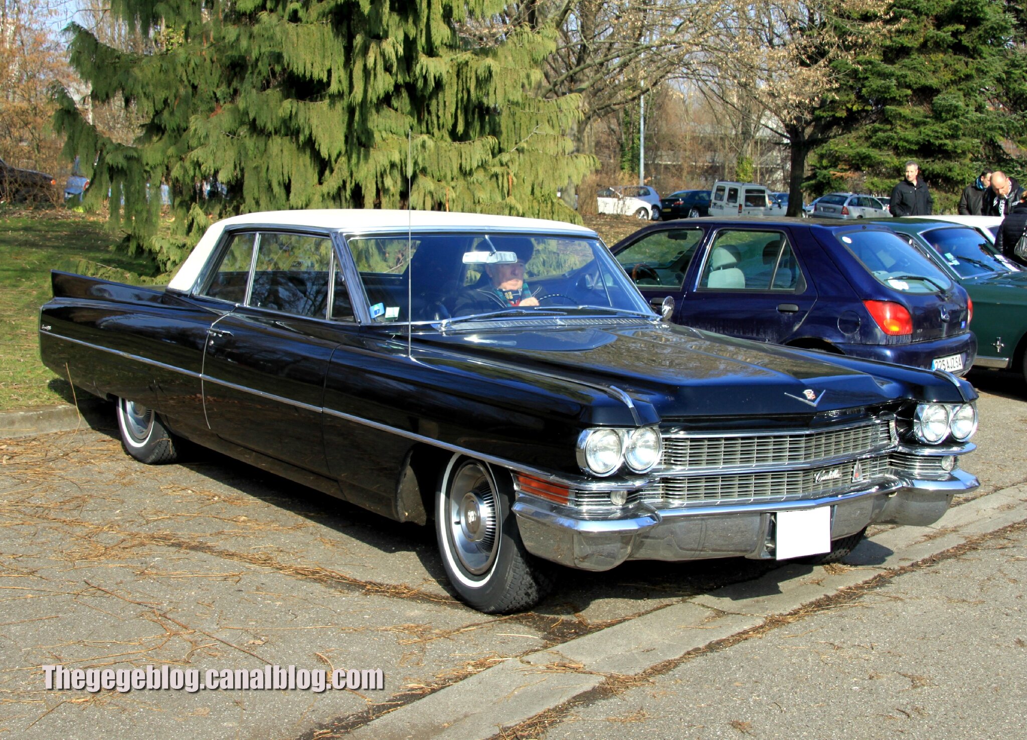 Cadillac series 62 coupé deville 2door hardtop de 1963 (Retrorencard mars 2013) 01