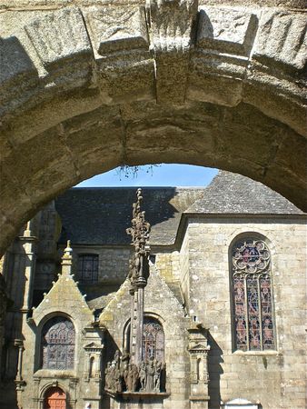 Saint Thegonnec - porte et calvaire