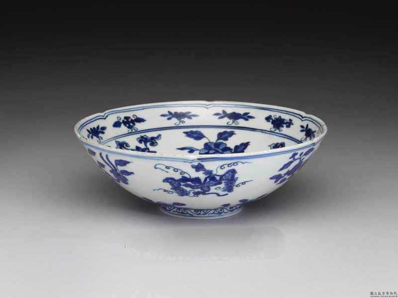 Hibiscus-shaped bowl with flower and fruit decoration in underglaze blue, Ming dynasty, Wanli mark and period (1573-1620)