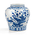 Rare jarre en porcelaine bleu blanc, Marque et époque <b>Jiajing</b> (<b>1522</b>-<b>1566</b>)