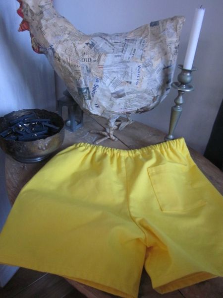 Short de bain HOMME en toile de coton jaune - Taille élastique - Cordon de serrage bleu marine - poche plaquée sur la fesse droite (6)