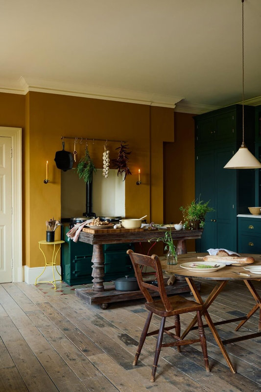 colorful-classic-english-devol-kitchen-nordroom-1000x1500