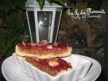 Tartelettes_aux_fraises_bio_du_jardin__framboises_sur_nid_d_amandes
