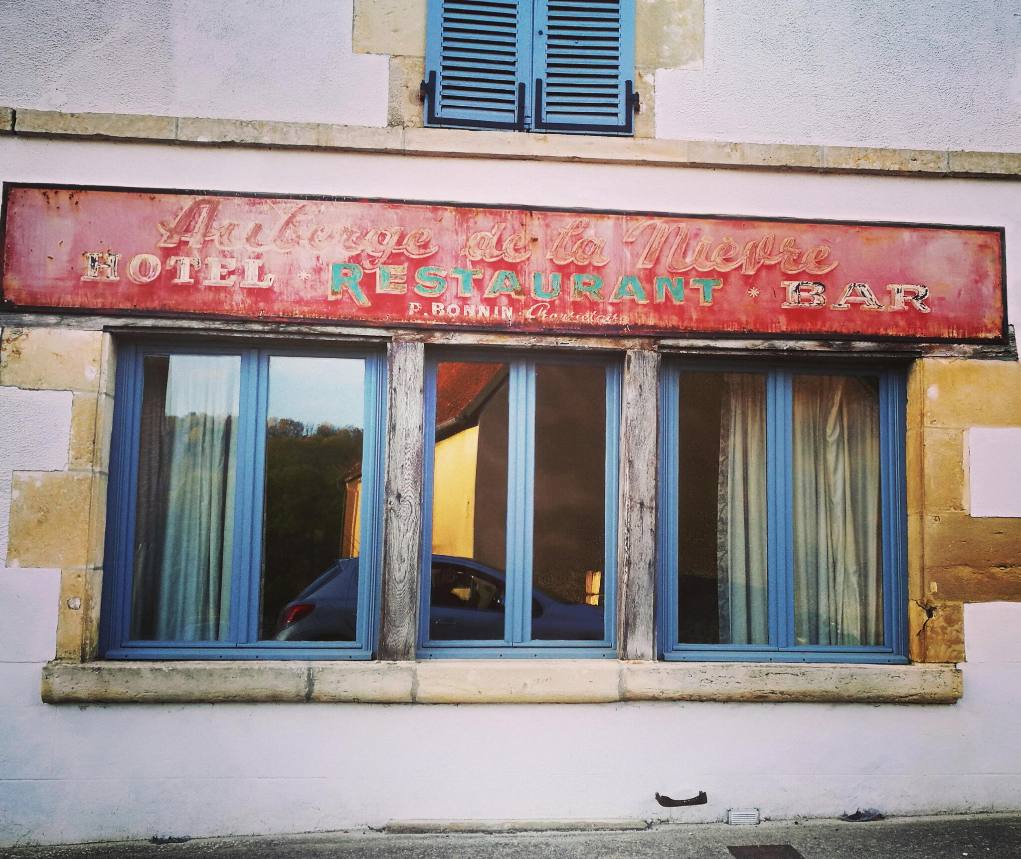 Dompierre-sur-Nièvre, ancienne auberge (58)