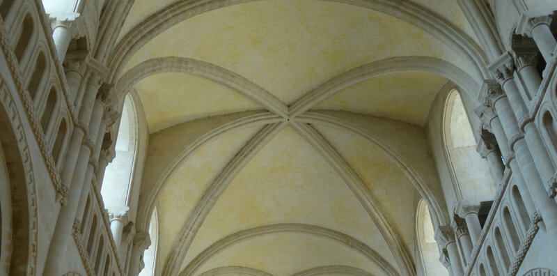 Trinité_de_Caen,_une_des_croisées_d'ogives_de_la_nef_avec_arc-diaphragme