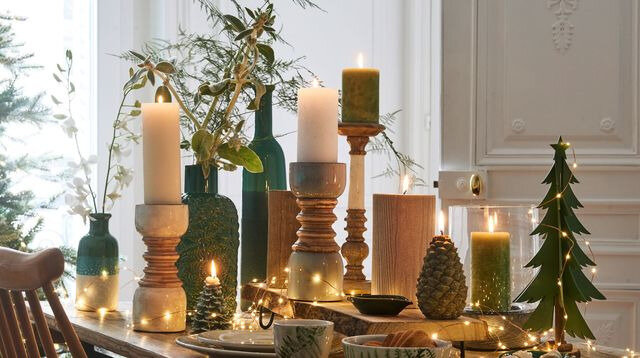 les-bougeoirs-boises-se-dressent-sur-la-table-de-noel_6101427