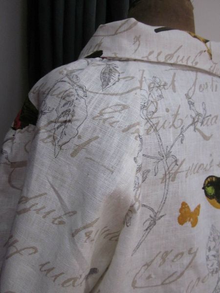 Veste BLANCHE en lin balcn cassé imprimé oiseaux fermée par un petit crochet (1)